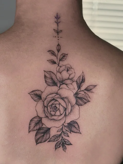 Kompozycja dwóch róż z liśćmi i ornamentem z kropek wzdłuż kręgosłupa między łopatkami i na karku – tatuaż Oli, SHADY TATTOO Wieluń