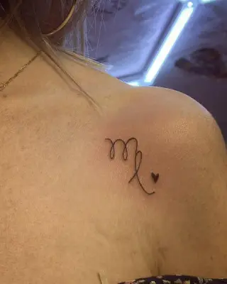 Minimalistyczny tatuaż znaku zodiaku Panna z małym serduszkiem na łopatce – tatuaż Zuzi, SHADY TATTOO Wieluń