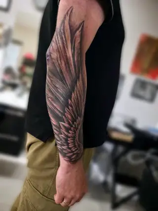 Tatuaż skrzydła w black and grey na całym przedramieniu – SHADY TATTOO Wieluń