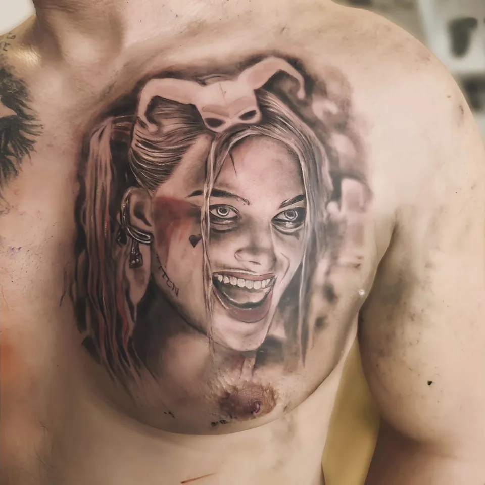Tatuaż realistyczny z akcentami kolorystycznymi i cieniowaniem black & grey – praca studia SHADY TATTOO Wieluń