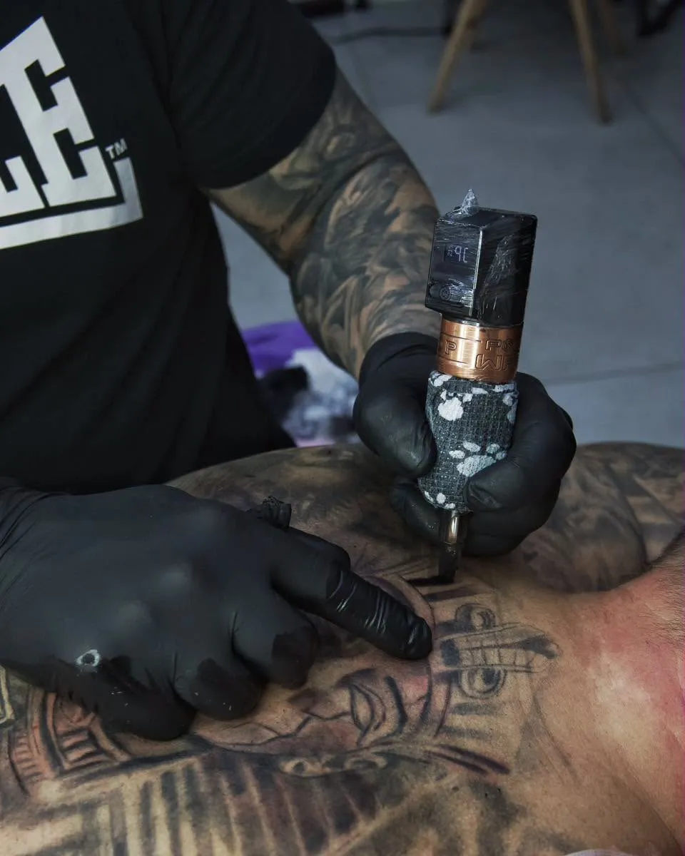 Praca w jednorazowych rękawiczkach i sterylnych warunkach w studiu SHADY TATTOO w Wieluniu – higiena zabiegu a krwiodawstwo