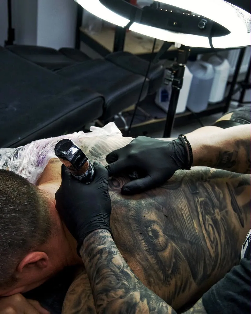 Wykonywanie tatuażu w studiu SHADY TATTOO Wieluń – omówienie bezpieczeństwa tatuażu przed badaniem rezonansem magnetycznym (MRI)