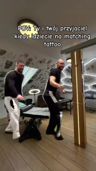 Wnętrze studia tatuażu SHADY TATTOO w Wieluniu: dwa fotele, lampy pierścieniowe i ściany ze wzorami